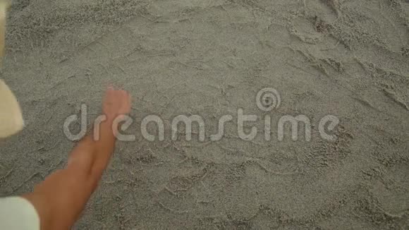 人在沙滩上写一篇课文视频的预览图
