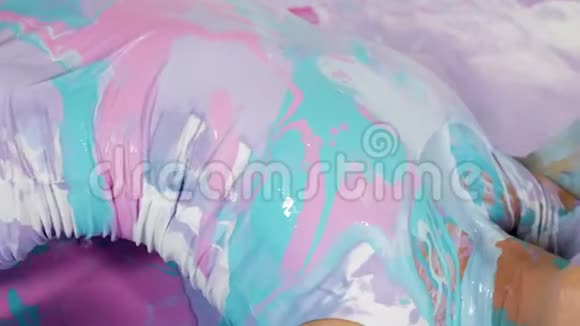 绘有亚克力的女孩瑜伽画布上色彩斑斓视频的预览图