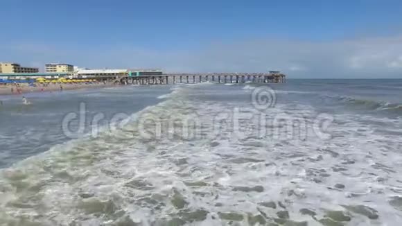 可可海滩码头航拍视频视频的预览图