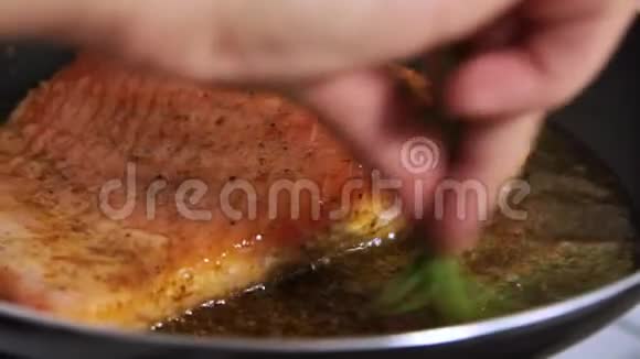 用米饭和黄瓜煮三文鱼视频的预览图