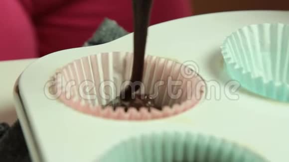 女人亲手做纸杯蛋糕视频的预览图