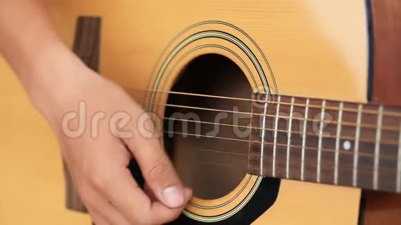 手弹声学吉他视频的预览图