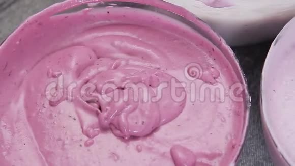 用蓝莓做奶酪奶油蛋糕视频的预览图
