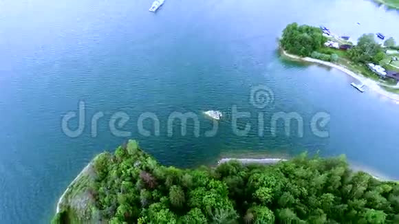 湖岸城堡鸟瞰图视频的预览图