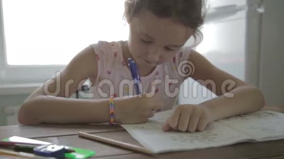 女孩正在为小学做家庭作业视频的预览图