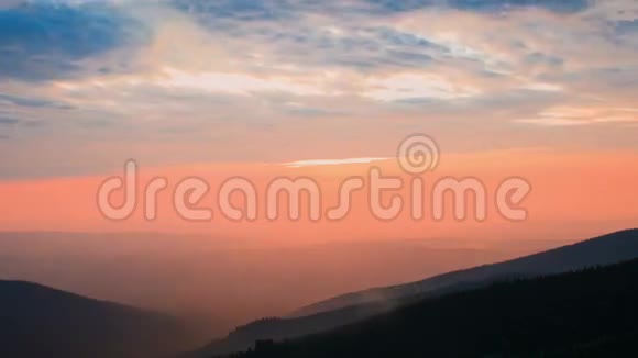 美丽的夕阳在山上时间流逝视频的预览图