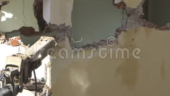 用重型机械摧毁旧建筑的过程视频的预览图
