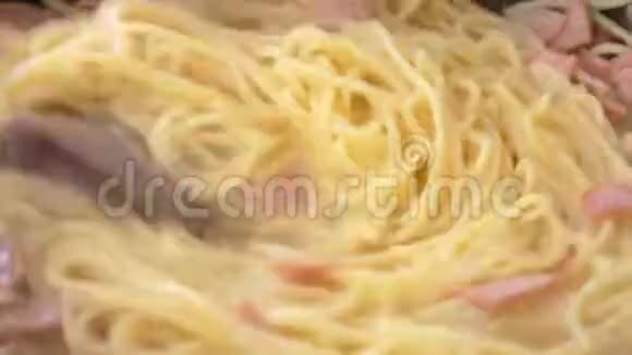 烹饪意大利斯帕盖蒂卡塔拉食谱视频的预览图