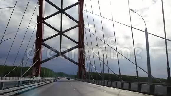 道路通过桥多云的天空和移动的汽车在缓慢的运动1920x1080视频的预览图