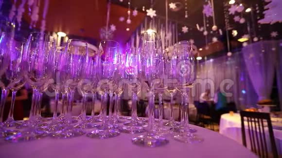 酒保准备香槟和葡萄酒的桌子上有干净的玻璃杯桌子上有香槟的玻璃杯视频的预览图
