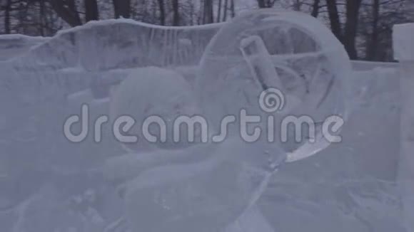 冬城冰人的冰雕俄罗斯的冰雕冰城的雕塑冰冰视频的预览图