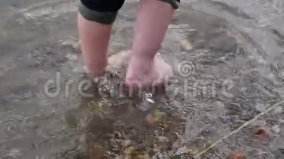 小男孩沿着河走那孩子在湖边跑慢动作快乐的婴儿在水边玩耍宝贝视频的预览图