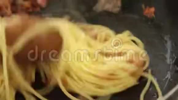 烹饪意大利面条碳原食品收据视频的预览图