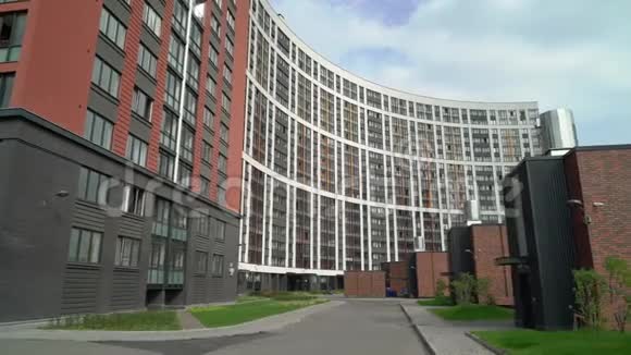 现代豪华公寓大楼视频的预览图