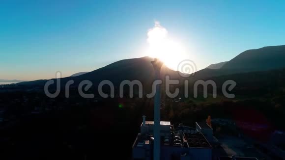迷人的空中无人机4k高空飞越现代生态工业能源站山山地景观视频的预览图
