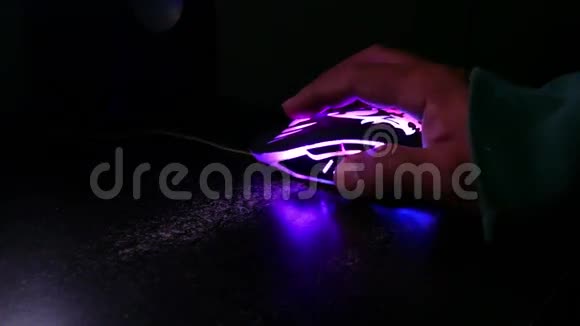 用鼠标闪烁夜间作业视频的预览图