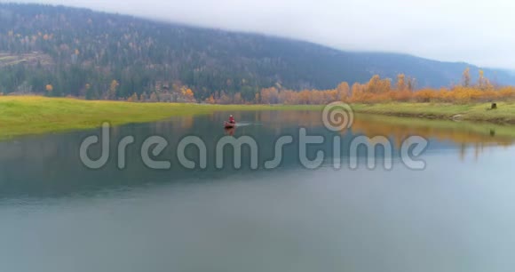 人在湖上划船视频的预览图