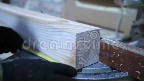 圆锯在车间切割木板视频的预览图