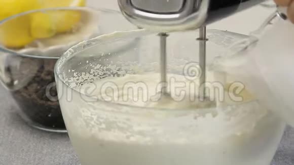 混合奶油做奶酪奶油蛋糕和蓝莓视频的预览图