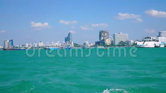 海滨的风景城市的景色和来自大海的船只视频的预览图