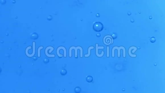 缓慢运动完美的气泡在水中漂浮视频的预览图