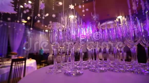 酒保准备香槟和葡萄酒的桌子上有干净的玻璃杯桌子上有香槟的玻璃杯视频的预览图