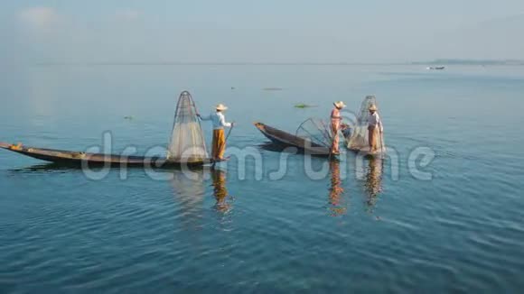 缅甸因乐湖老式船上的渔民视频的预览图