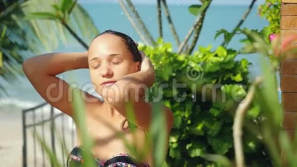 美丽的年轻女子在户外淋浴SensionandSeducation在暑假会有缓慢的动作视频的预览图