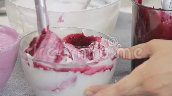 用蓝莓烹制芝士奶油蛋糕视频的预览图