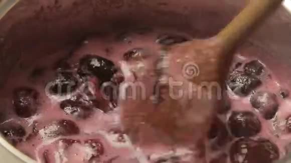 煮樱桃和煮奶酪蛋糕视频的预览图