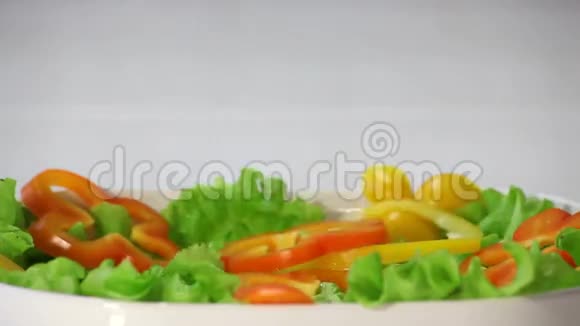 切片的辣椒茎正落在生菜上视频的预览图