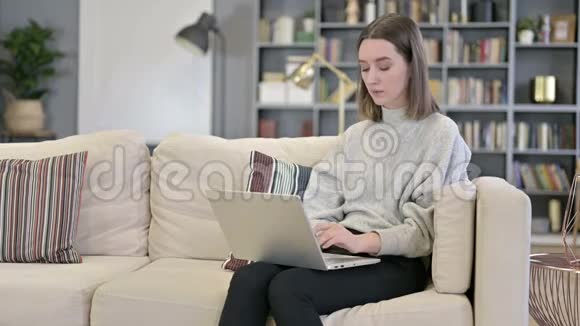 生病的年轻女子在办公室咳嗽视频的预览图