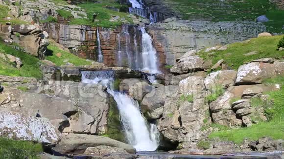西班牙AragonHuescaPyreneesOrdesa河谷蒙特佩尔迪多下的大瀑布视频的预览图