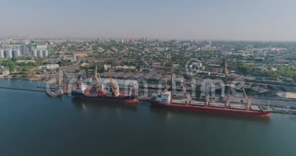 有大型船舶和起重机的货港从空中的海港视频的预览图