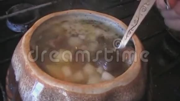 用鸡和蘑菇煮汤视频的预览图