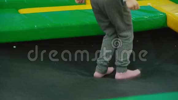 小女孩跳上蹦床视频的预览图