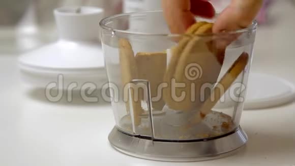 开裂和混合饼干和烹饪奶酪蛋糕视频的预览图