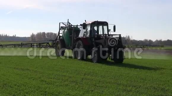 农场拖拉机喷洒秋绿作物视频的预览图