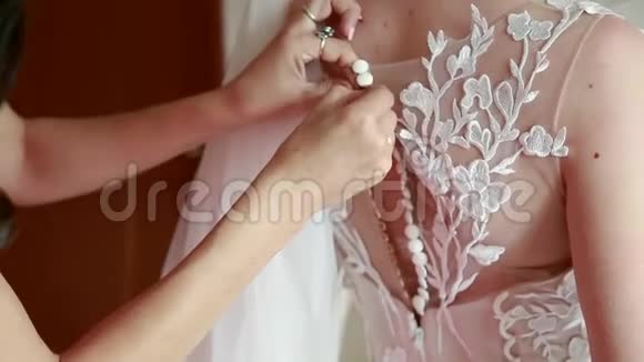 婚礼新娘穿礼服鞋子珠宝视频的预览图