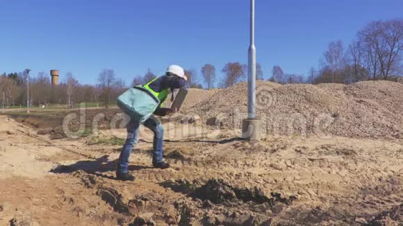 女工程师视察工地使用手提电脑视频的预览图