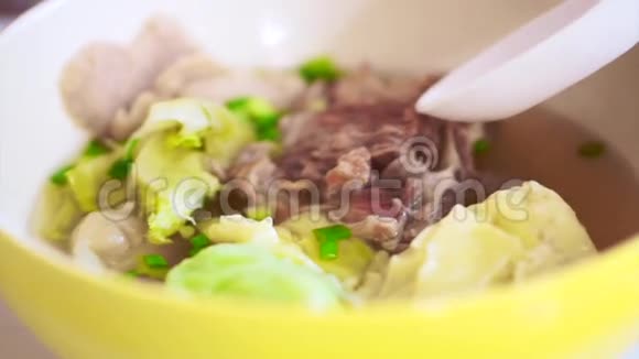吃中餐馄饨饺子汤视频的预览图