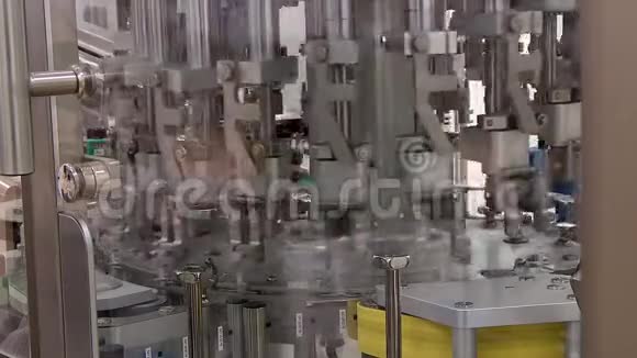 输送机制药厂生产注射器小瓶药品包装成品视频的预览图