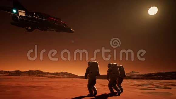 穿着宇航服的三名宇航员返回宇宙飞船视频的预览图