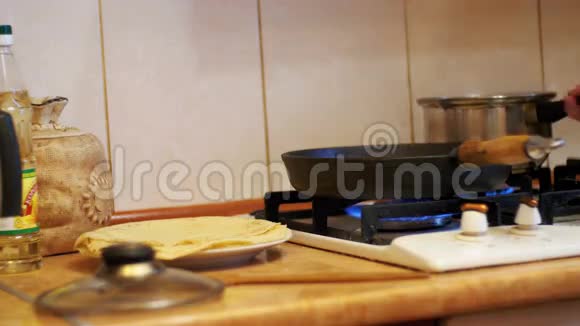 家庭厨房灶台上锅中的过程餐准备视频的预览图