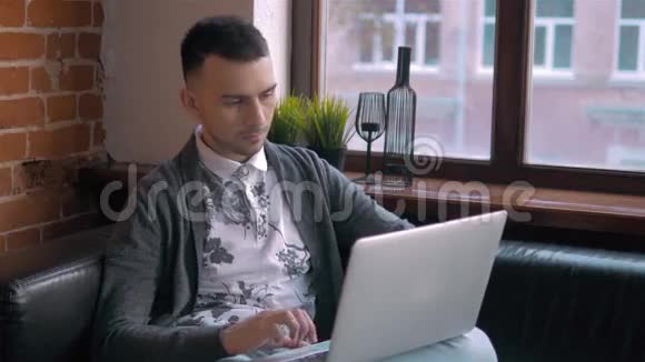 年轻的企业家自由职业者使用笔记本电脑工作视频的预览图