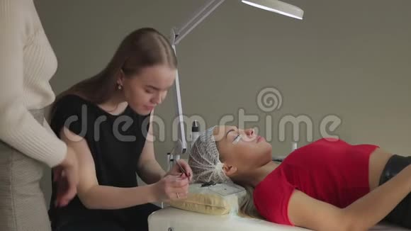 从事睫毛扩展工作的年轻女性视频的预览图