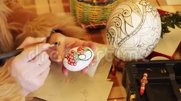 女人画复活节彩蛋视频的预览图