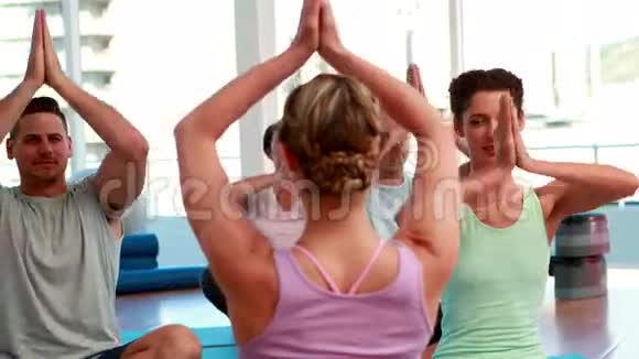 快乐瑜伽课坐在莲花的位置上视频的预览图