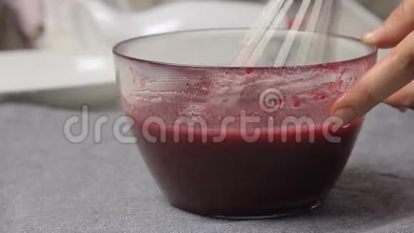 混合樱桃和烹饪奶酪蛋糕视频的预览图