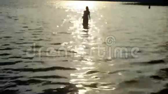 日落时分女孩消失在海里视频的预览图